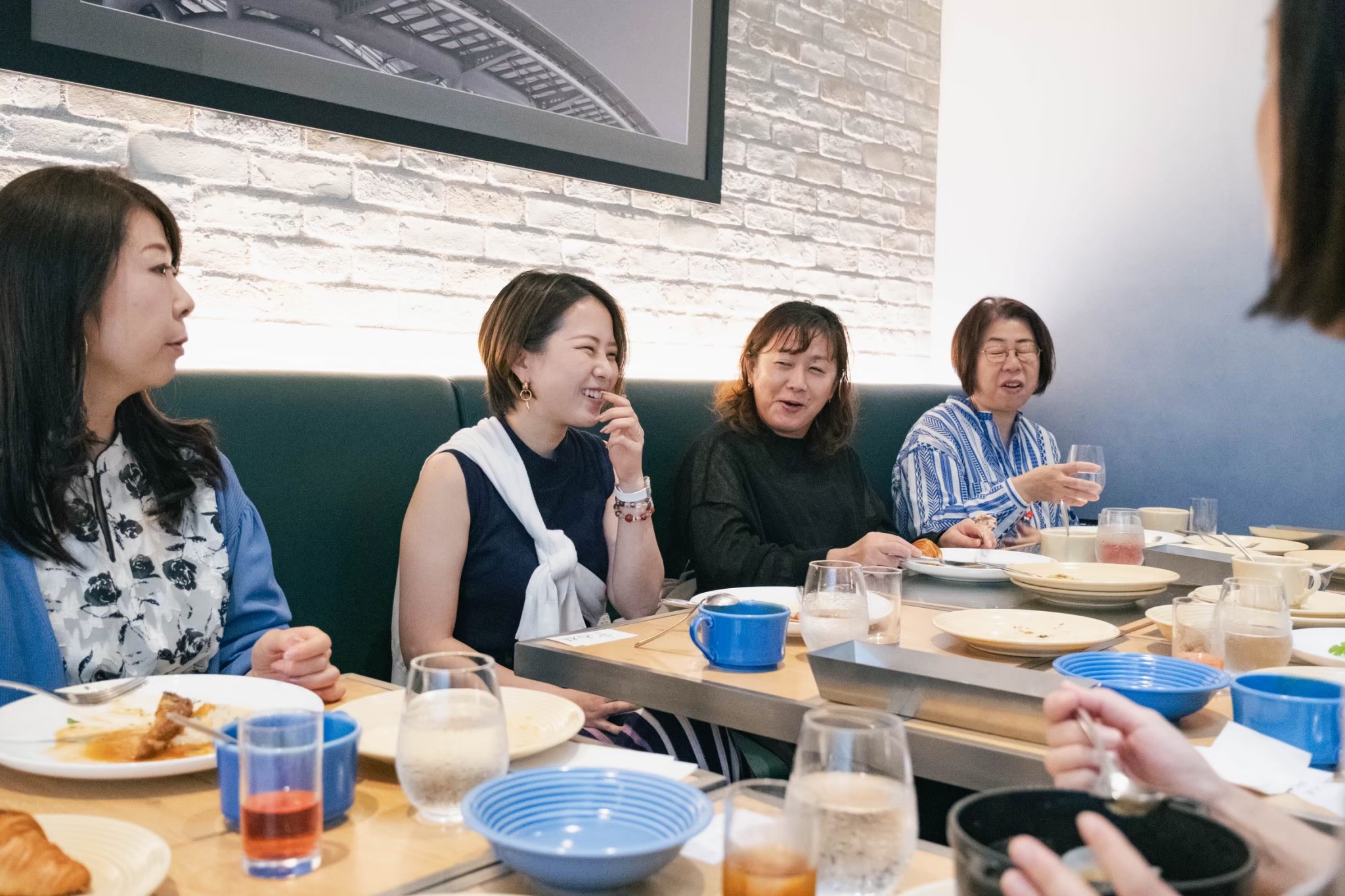 食事会での交流の様子